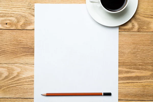 Beyaz kahve ve kalem ile boş 