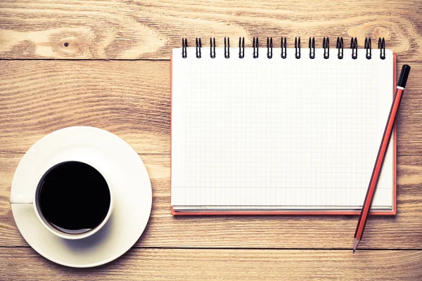Beyaz kahve ve kalem ile boş 