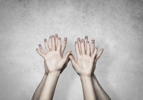 Elleri yüzleri parmakları ile