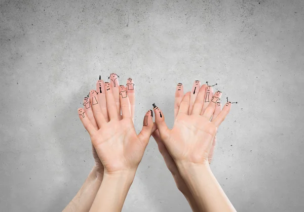 Elleri yüzleri parmakları ile