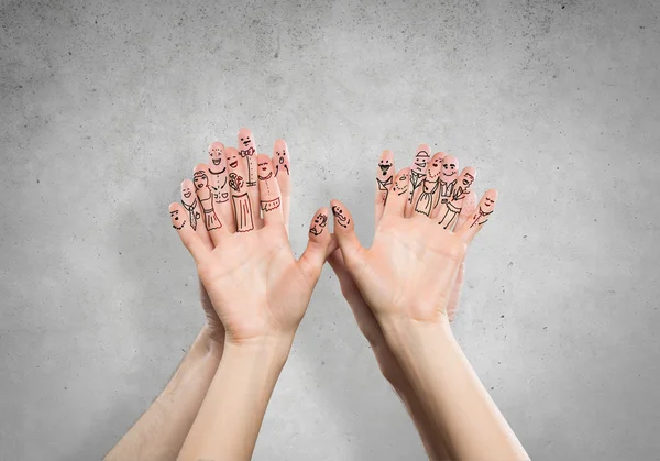 Elleri yüzleri parmakları ile