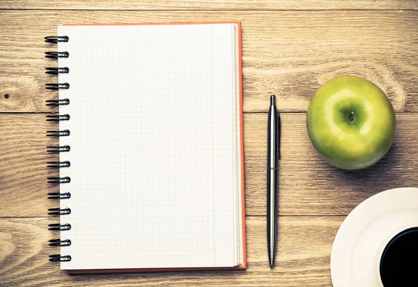 Papel con taza de café, manzana y bolígrafo —  Fotos de Stock