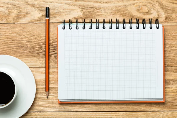 Beyaz kahve ve kalem ile boş 