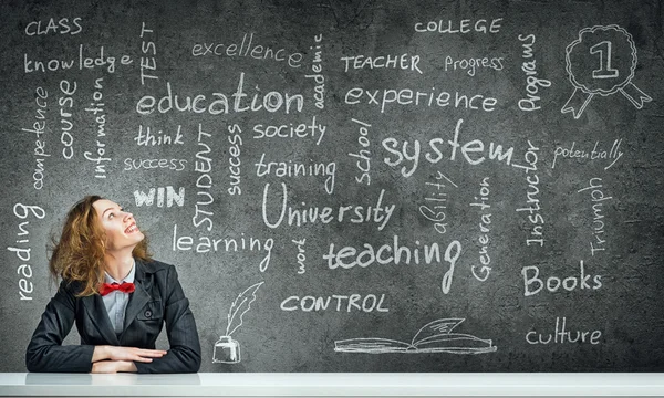 Femme sur tableau noir de l'éducation — Photo