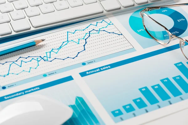 Lugar de trabajo con teclado y diagramas — Foto de Stock