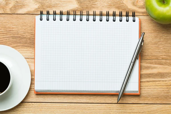 kahve, yeşil elma ve kalem ile not etmek