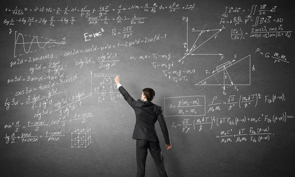 Profesor dibujo fórmulas de física —  Fotos de Stock