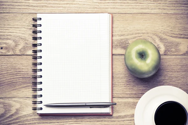 kahve, yeşil elma ve kalem ile not etmek