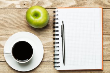 kahve, yeşil elma ve kalem ile not etmek