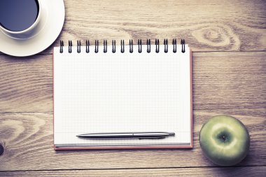 fincan kahve, elma ve kalemi kağıdına