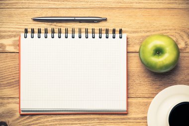 kahve, yeşil elma ve kalem ile not etmek