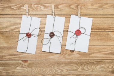 Halatlar üzerinde asılı zarflar 