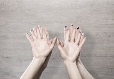 Elleri yüzleri parmakları ile