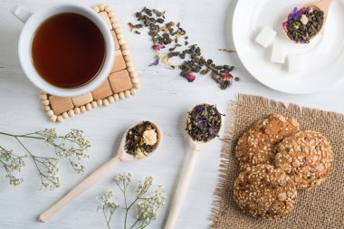 Otlar ile bitkisel çay