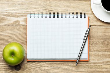 fincan kahve, elma ve kalemi kağıdına