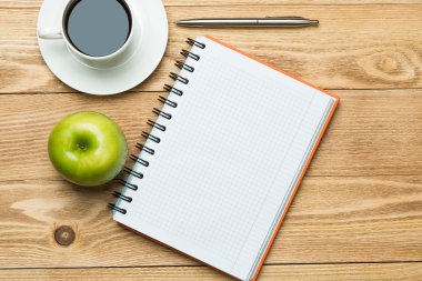 kahve, yeşil elma ve kalem ile not etmek
