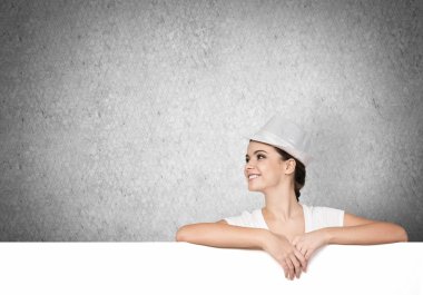 kadın şapka ile boş beyaz bayrak