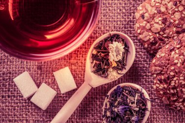 Otlar ile bitkisel çay 