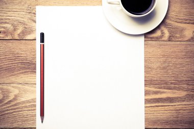 Beyaz kahve ve kalem ile boş 