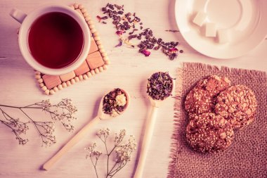 Otlar ile bitkisel çay 