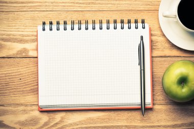 kahve, yeşil elma ve kalem ile not etmek