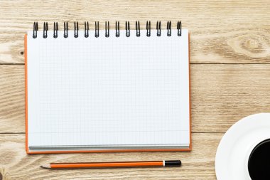 Beyaz kahve ve kalem ile boş 