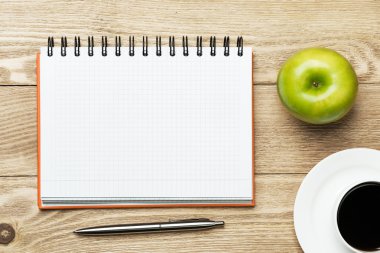 fincan kahve, elma ve kalemi kağıdına