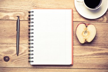 fincan kahve, elma ve kalemi kağıdına