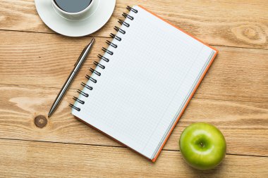 kahve, yeşil elma ve kalem ile not etmek