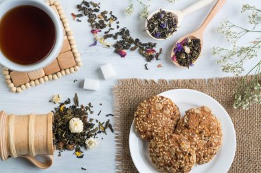 Otlar ile bitkisel çay