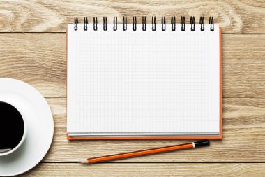 Beyaz kahve ve kalem ile boş 