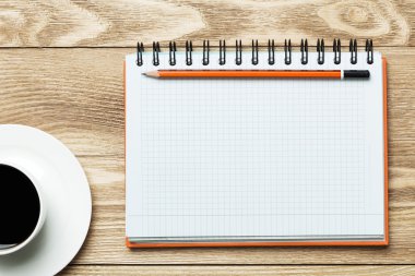 Beyaz kahve ve kalem ile boş 