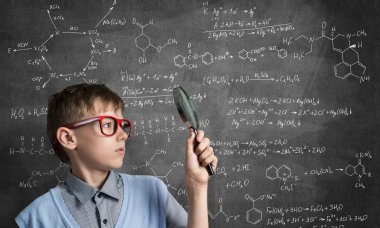 Sevimli çocuk Büyüteç arıyor 