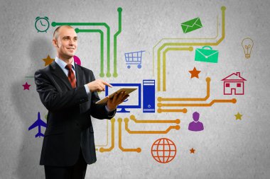 Tablet pc kullanan işadamı