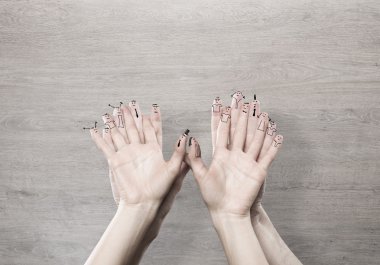 Elleri yüzleri parmakları ile