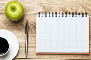 fincan kahve, elma ve kalemi kağıdına