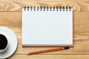 Beyaz kahve ve kalem ile boş 