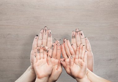 yüzü olan aile eller 