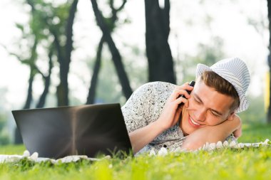 Cep telefonu olan genç bir adam.