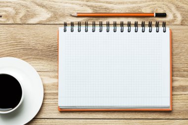 Beyaz kahve ve kalem ile boş 