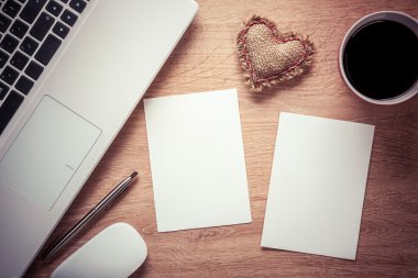 Masada kahve fincanı olan dizüstü bilgisayar