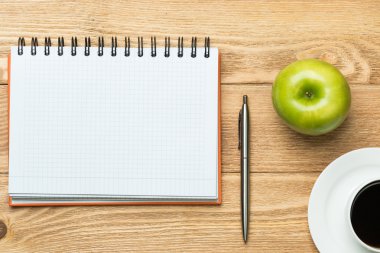 fincan kahve, elma ve kalemi kağıdına