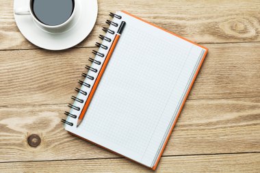 Beyaz kahve ve kalem ile boş 