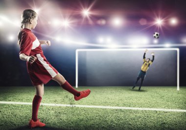 Kız Futbol oyuncu tekme top 