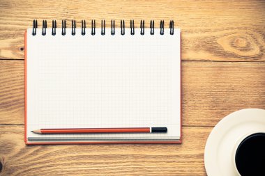 fincan kahve ve kalem ile not etmek