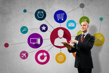 Tablet pc kullanan işadamı