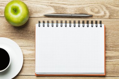 kahve, yeşil elma ve kalem ile not etmek