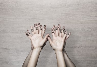 Elleri yüzleri parmakları ile