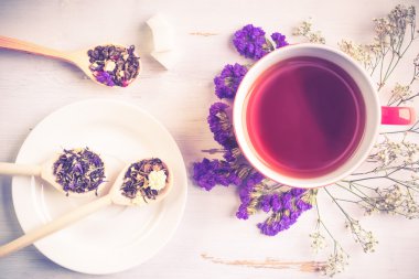 Otlar ile bitkisel çay