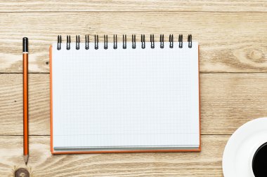 Beyaz kahve ve kalem ile boş 